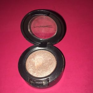 Mac eyeshadow in “Grand Entrance”